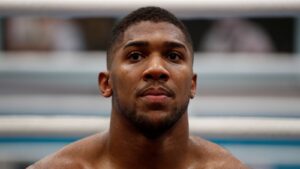 Anthony Joshua pays tribute to 'special' friends killed in crash. El título no debe incluir