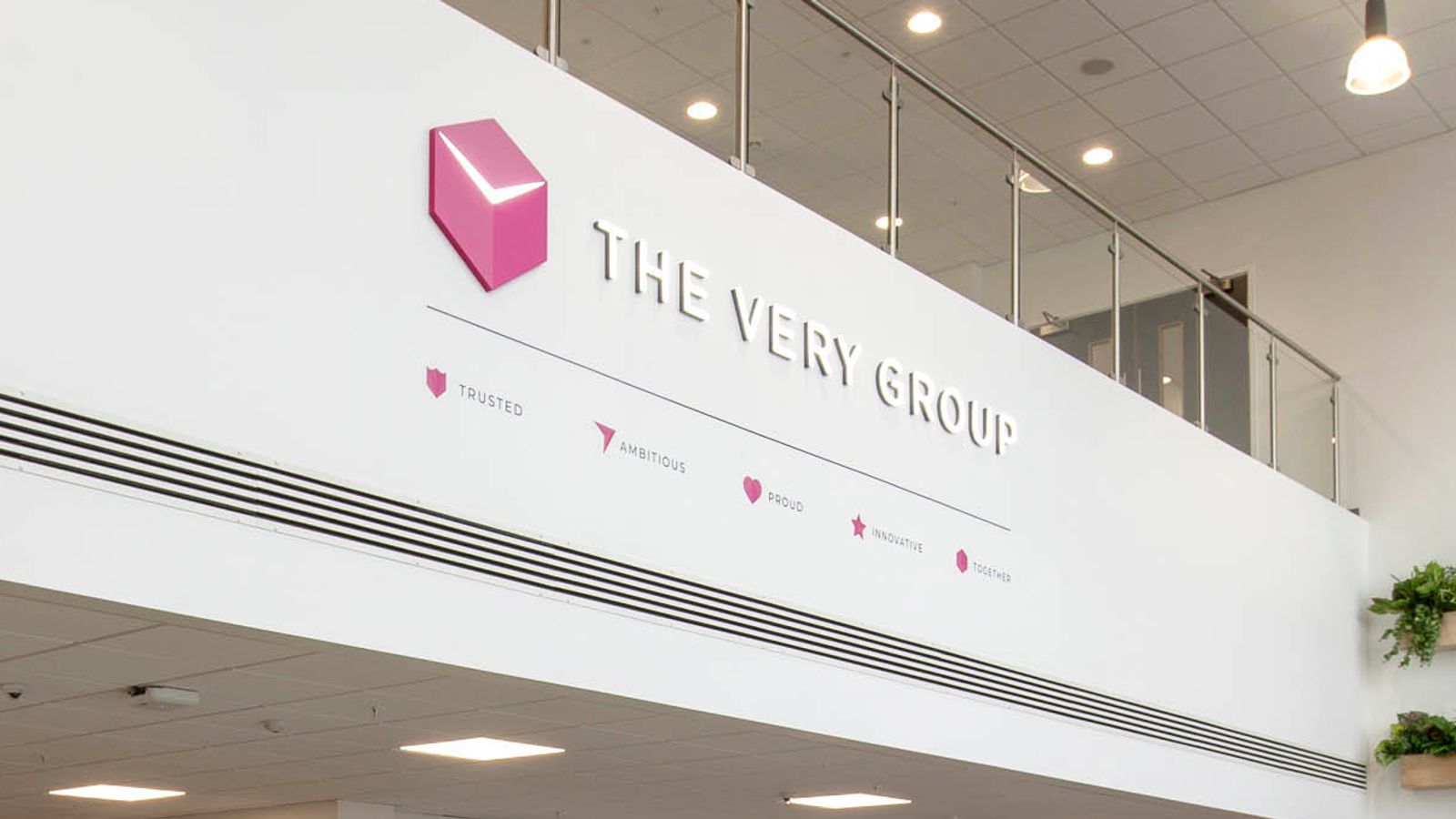 Online retailer Very Group plots launch of £2bn auction. El título no debe incluir ningún